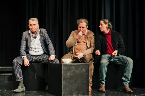 Igralski trio Matej Čujovič, Blaž Vehar in Bojan Trampuš se odlično vživlja v posamezne like in suvereno obvladuje svoj odrski nastop. / Foto: Aljaz Hafner