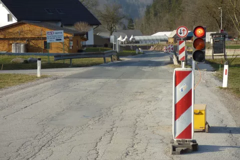 Na cesti Gorenja vas-Todraž se je obnova že začela. / Foto: Jure Ferlan