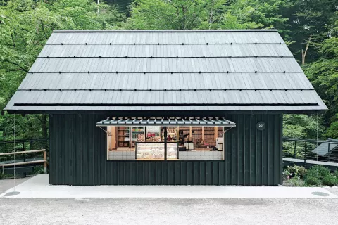 Mizarstvo in profiliranje lesa Domen Ovsenik je specializirano za stenske in fasadne obloge, lesene kritine ter obnovo in menjavo oken in vrat na stavbah kulturne dediščine. Med drugim je sodelovalo pri prenovi vstopne točke v sotesko Vintgar, kjer je bila uporabljena tudi tehnologija mozničene lesene plošče podjetja iQwood. / Foto: Tomaž Gregorič