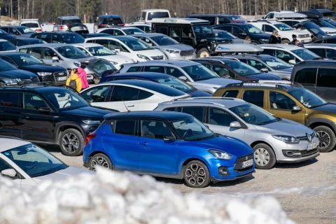 V Sloveniji je bilo lani prvič registriranih več kot 53 tisoč vozil. / Foto: Nik Bertoncelj