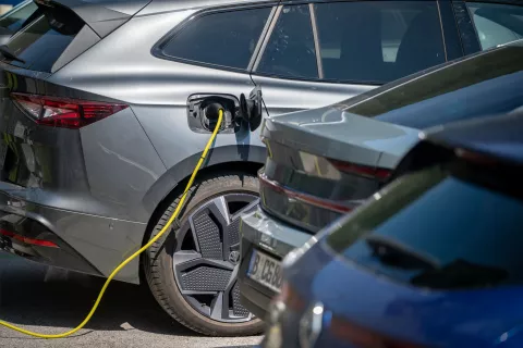 Država odslej spodbuja tudi montažo zasebnih električnih polnilnic. Fotografija je simbolična. / Foto: Nik Bertoncelj