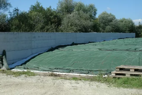 Kmetije za svoje delovanje potrebujejo vrsto objektov - od hlevov, skladišč in senikov do silosov, gnojišč in zbiralnikov za živinska gnojila. / Foto: Cveto Zaplotnik