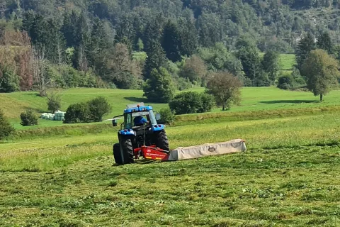 Država namenja majhnim kmetijam finančne podpore tudi za nakup kmetijske mehanizacije za spravilo krme. / Foto: Cveto Zaplotnik