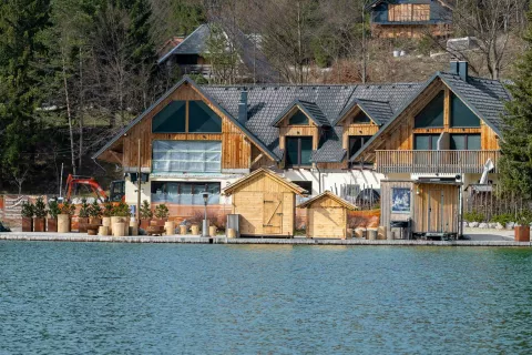 Prenavljanje turistične točke Jasna Chalet Resort ob Jezeru Jasna v Kranjski Gori / Foto: Nik Bertoncelj