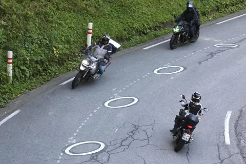 nova prometna oznaka za motoriste umik stran sredinska črta ovinek Zg. Jezersko občina Jezersko motor hitrost zmanjšanje prometna nesreča / Foto: Gorazd Kavčič