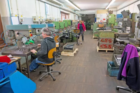 Prav vsi zaposleni so minulo soboto v delovni akciji čistili in lepšali prostore, kjer zdaj delajo s še večjim veseljem. / Foto: Primož Pičulin