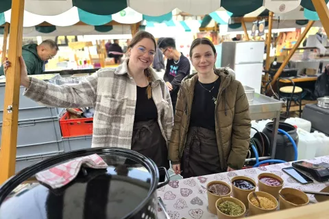 Tržiški Moji štruklji Slovenije so že stari znanec ljubljanske Odprte kuhne. Gorenjci jih sploh poznajo, na stojnici pa smo prvi dan srečali Kristino čop in Evo Mahne. / Foto: Alenka Brun