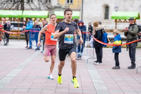17. Pomladni tek Jesenice v sklopu tekov Gorenjska moj planet 2025Na fotografiji spredaj Anže Roblek zmagovalec / Foto: Nik Bertoncelj