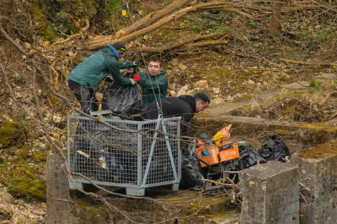 Zbrane odpadke so iz kanjona Kokre dvignili s pomočjo kranjskih poklicnih gasilcev. / Foto: Sandi Fišer/mediaspeed