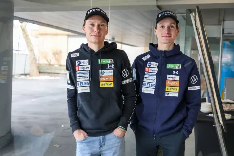 novinarska konferenca pred začetkom SP v nordijskem smučanju – Trondheim 2025 na fotografiji Anže Lanišek in Domen Prevc / Foto: Tina Dokl