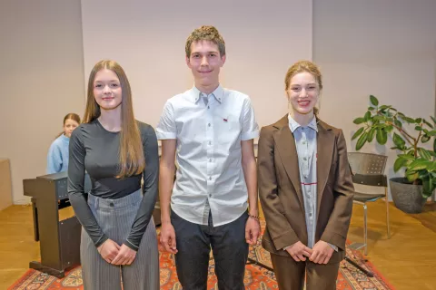 Med najboljšimi esejisti letošnjega natečaja: Tajda Batagelj, Aljaž Kmetec in Hana Džananović / Foto: Primož Pičulin