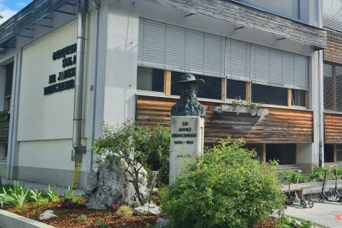 Po dr. Janezu Mencingerju se imenuje tudi osnovna šola v Bohinju / Foto: Marjana Ahačič