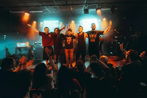 Koncertni večer, nabit s surovo energijo, odlično glasbo in izjemnim vzdušjem, je pokazal, kako pomemben prostor predstavlja Plc za lokalno alternativno sceno. / Foto: Lars Kozamernik