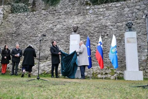 Kip sta slovesno odkrila kamniški župan Matej Slapar in predsednik občinske Komisije za pripravo predlogov namestitve skulptur znanih Kamničanov Miha Resnik. / Foto: Tina Dokl