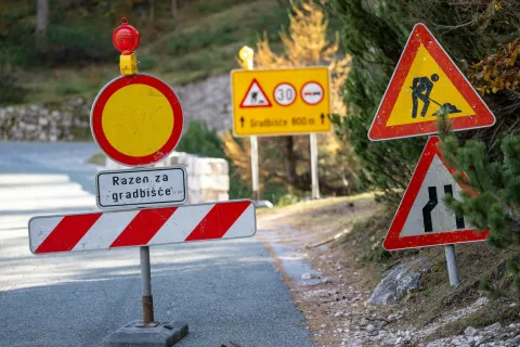 Iz smeri Kranjske Gore bo dostop do Erjavčeve koče omogočen ves čas izvajanja gradbenih del. / Foto: Nik Bertoncelj