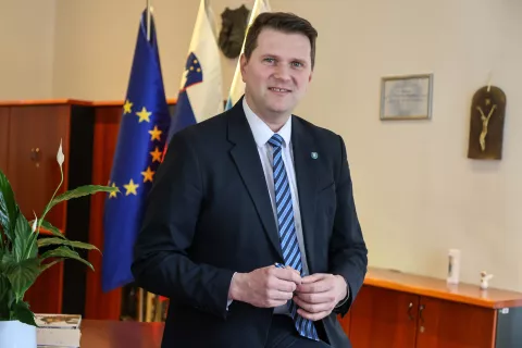 Slavnostni govornik na osrednji slovesnosti bo župan Občine Kamnik Matej Slapar. / Foto: Tina Dokl