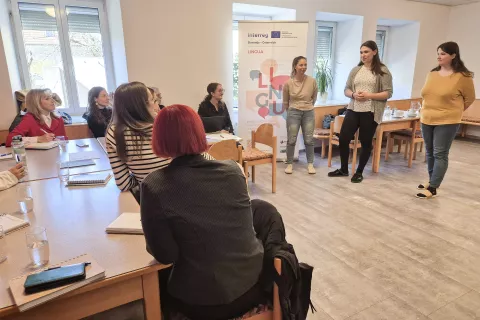 Pogovor s praktikantkami Karmen Pogačnik, Patricijo Volf in Aljo Možina / Foto: Ana Jagodic Dolžan