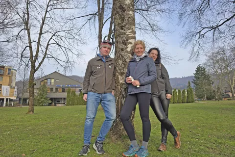 Revirna gozdarja blejske enote Zavoda za gozdove Slovenije Brigita Oblak in Gregor Jan ter Maja Debeljak, domačinka iz Bohinja, na pogovoru ob mednarodnem dnevu gozdov / Foto: Marjana Ahačič