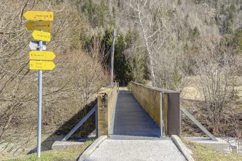 Bralec tudi s fotografijami opozarja na razpadlo kovinsko zaščito ograje ... / Foto:  