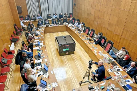 Med kranjskimi svetniki se je razvila burna razprava glede spremembe statuta občine. / Foto: Maša Likosar