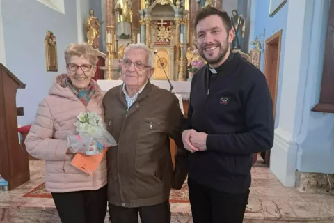 Diamantna zakonca Eržen v družbi duhovnika Martina Goloba / Foto: Osebni Arhiv