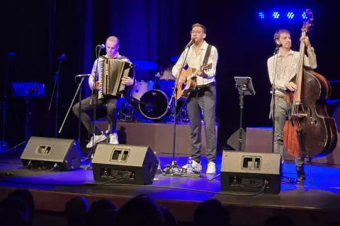 aufbix so trije profesorji športne vzogje: Miha Dragoš (harmonika, klaviature), Matej Povž (kontrabas, bas kitara) in Matej Šoklič (akustična in električna kitara). / Foto: Marjana Ahačič