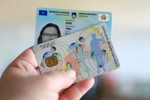 Nova osebna izkaznica, ki jo ima že več kot 800.000 državljanov, se je dobro uveljavila tudi kot kartica zdravstvenega zavarovanja. / Foto: Tina Dokl