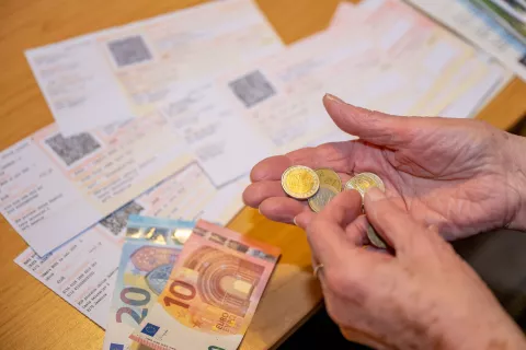 Poleg letnega dodatka bodo upokojenci odslej prejemali tudi zimskega. / Foto: Nik Bertoncelj