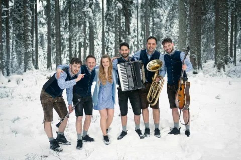 Veseli in razposajeni, narodnozabavni Svizci / Foto: Arhiv Ansambla