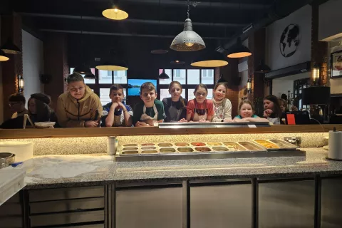 Šestošolci OŠ Janeza Puharja Kranj v letošnjem šolskem letu spoznavajo italijansko kulinariko. / Foto: Arhiv šole