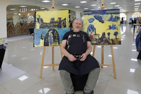 V ateljeju s končanima slikama / Foto: Osebni Arhiv