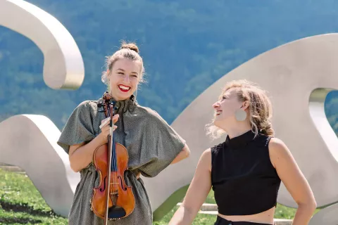 Sestri kitaristka Sara Gregorič in violinistka Mira Gregorič sestavljata Duo Sonoma. Prihodnji petek bosta igrali v Kavarni Slamič v Ljubljani. / Foto: Stefan Reichmann, Novice Celovec