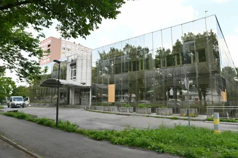 Slovenija, Ljubljana, 09.07.2024, 09. julij 2024Litijska 51, stavba, arhitektura, steklo, uničene klimatske naprave, ograja, posel, znak, elektro postaja, afera litijska, Foto: Žiga Živulović jr./BOBO / Foto: Žiga Živulović Ml./bobo