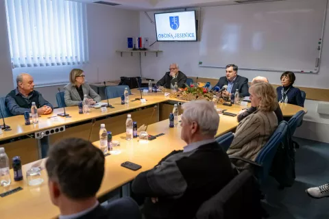 Zgornjegorenjski župani so na skupni novinarski konferenci na Jesenicah nanizali argumente, zakaj splošna bolnišnica mora ostati na Jesenicah. / Foto: Nik Bertoncelj