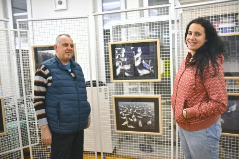 Stane Grandljič z asistentko v Knjižnici Medvode ob odprtju svoje nove fotografske razstave, ob njem asisten / Foto: Maja Bertoncelj