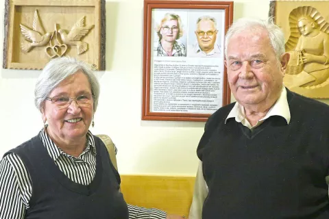 Olga in Lojze Šmid uživata v rezbarjenju s katerim sta se začela ukvarjati šele po upokojitvi. / Foto: Vilma Stanovnik