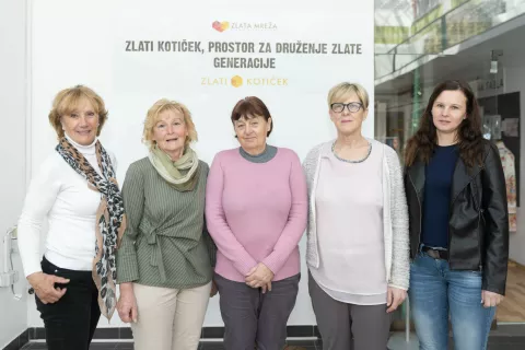 Prostovoljke Info točke 65+ v Medvodah (od leve): Zvonka Hočevar, Danica Tršan, Nada Prešeren in Mojca Novinec Babič, desno Maja Rant iz Javnega zavoda Sotočje / Foto: Peter Košenina