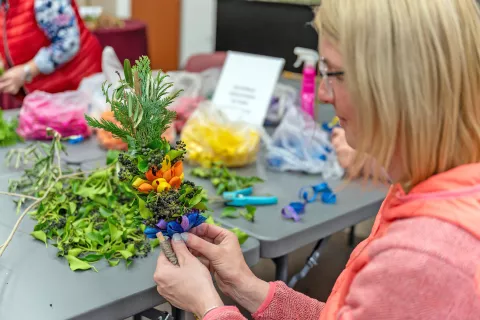 Sabina Rom&scaron;ak med izdelavo butarice. / Foto: Andrej Tarfila (arhiv Sabine Rom&scaron;ak)