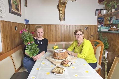 Lucija Kavčič in Tončka Oblak iz Gorenje vasi ohranjata tradicionalno praznovanje velike noči. / Foto: Špela Šimenc