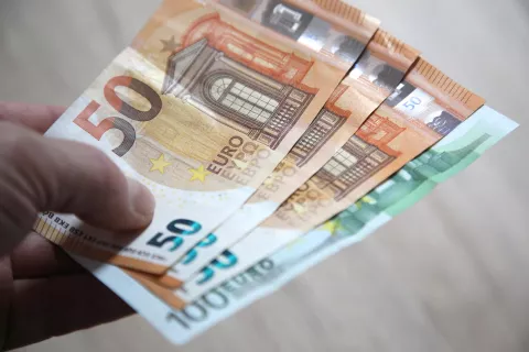 Spletni pregledovalnik nadomestil za plačilne storitve v bankah in hranilnicah je potrošnikom v pomoč pri izbiri najprimernejšega paketa storitev. / Foto: Cveto Zaplotnik