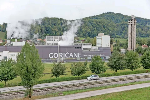 V družbi Goričane, tovarni papirja Medvode, je zaposlenih 219 ljudi. V tujino izvozijo skoraj devetdeset odstotkov proizvodov. / Foto: Peter Košenina / Foto: 