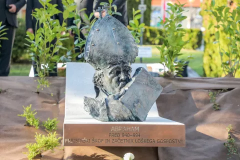 V okviru projekta Naša Loka je bila zaključena ureditev jedra Stare Loke, v Stari Loki pa so v Parku škofov postavili še kip škofu Abrahamu. / Foto: Tina Dokl