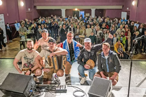 Miho Hrobata so prišli pozdravit in mu čestitati številni navijači, na odru Doma krajanov Primskovo pa so z njim in Jernejem Kuntnerjem za dobro voljo poskrbeli tudi člani skupine Fehtarji. / Foto: Primož Pičulin