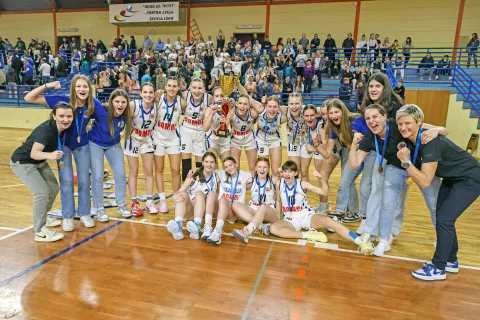 Mlade košarkarice Domela so se v domači dvorani veselile naslova državnih prvakinj. / Foto: Tina Dokl