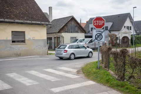 Napačno postavljen prometni znak za konec omejitve 30 km/h v Mavčičah / Foto: Primož Pičulin