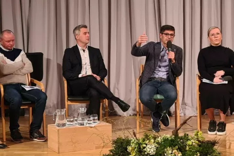 Udeleženci javne tribune: (od leve) dr. Tanja Zagorc, Mitja Vodnjov, Klemen Srna, Matjaž Rakovec, Mateja Čalušić in Tomaž Primožič / Foto: Cveto Zaplotnik