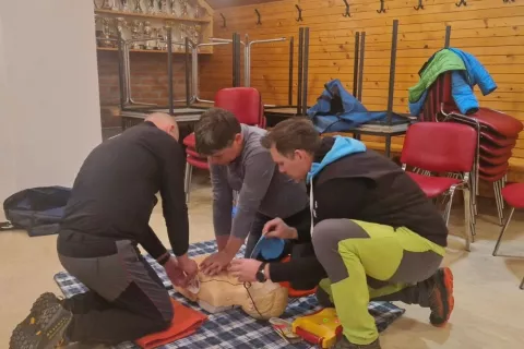Na pobudo zakoncev Carotta so lani v gasilskem domu organizirali usposabljanje o temeljnih postopkih oživljanja in uporabi defibrilatorja, ki ga je vodil še en sovaščan, Blaž Čop iz jeseniške nujne medicinske pomoči. / Foto: osebni arhiv