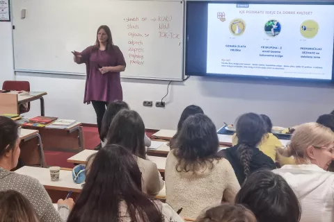 Logopedinja Alenka Kučič je predstavila konkretne strategije za spodbujanje govora skozi branje knjig in igro. / Foto: Mateja Rant