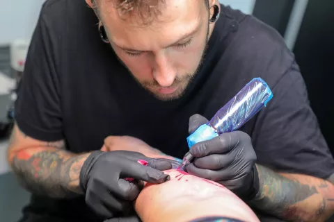 Sašo Dudič Tavči, tattoo artist, igralec, gorski reševalec, oče / Foto: Igor Kavčič