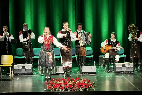  Šmarnogorski kvintet na odru Kulturnega doma Medvode – z nasmehi, iskrivo energijo in nepogrešljivo harmonijo, ki jo prinaša njihova glasba. / Foto: Arhiv Kvinteta